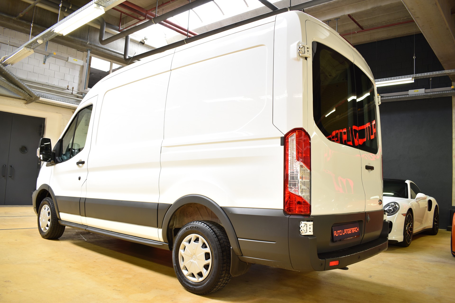 FORD Transit Van 310 L2H2 2.2 TDCi ECO 125 Ambiente-image-2
