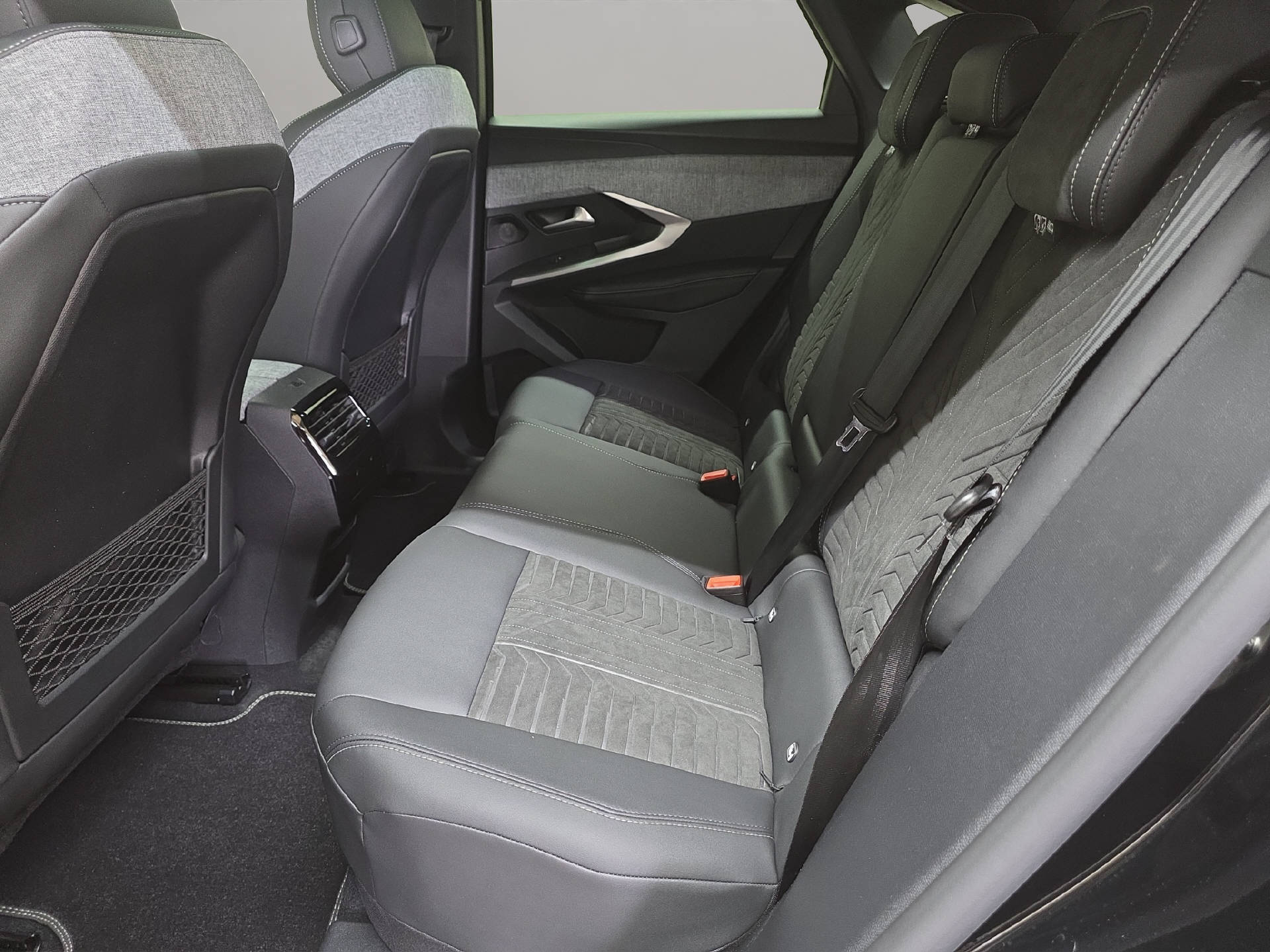 PEUGEOT E-3008 Launch Edition 4x4-image-9