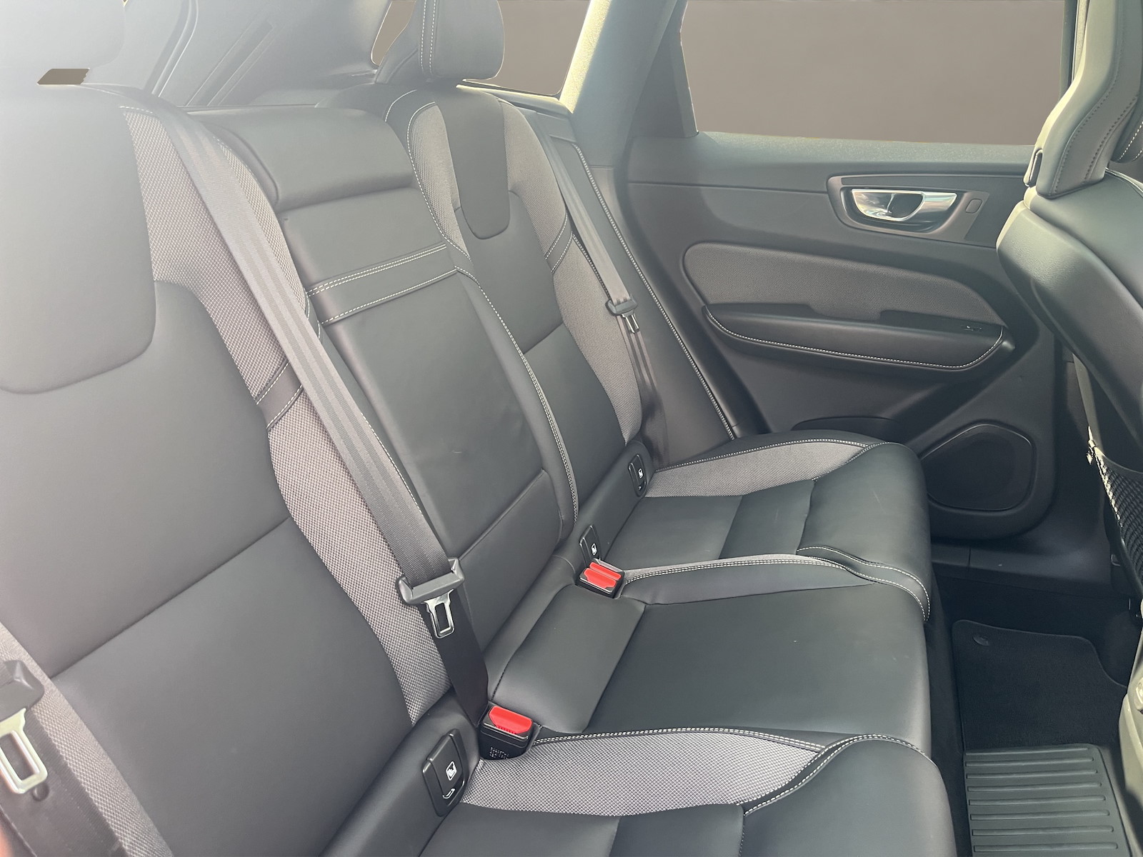 VOLVO XC60 2.0 T8 TE R-Design eAWD-image-11