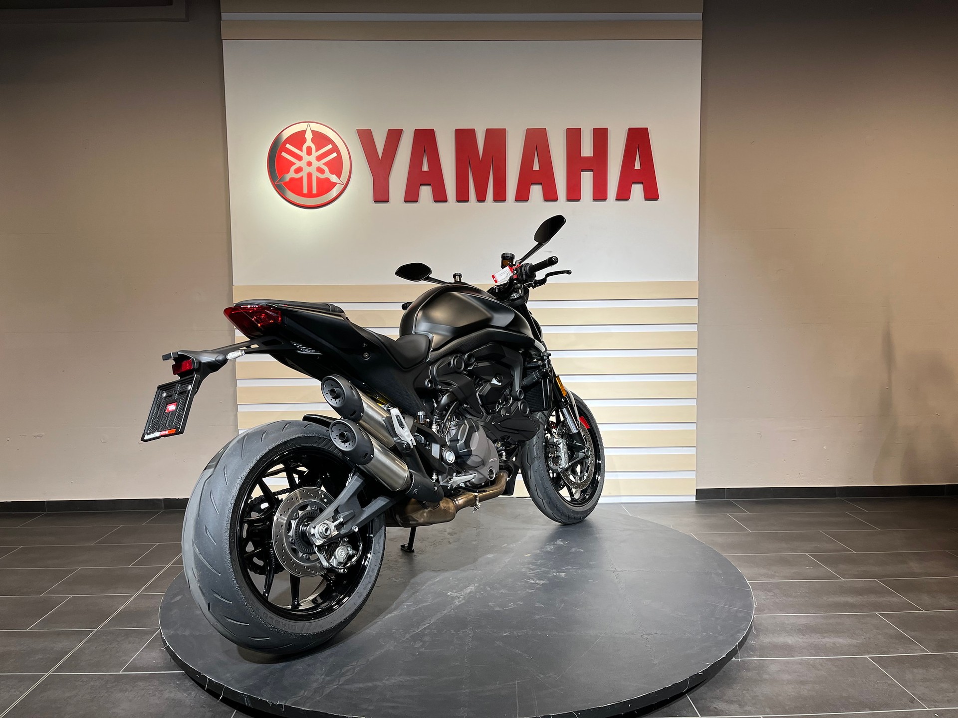 DUCATI Monster +-showroom-element-3
