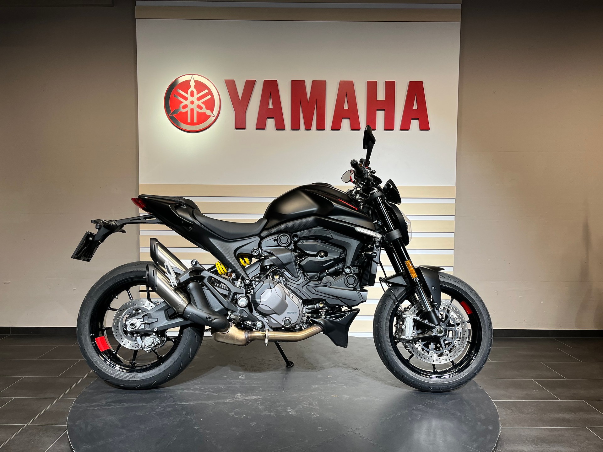 DUCATI Monster +-showroom-element-2