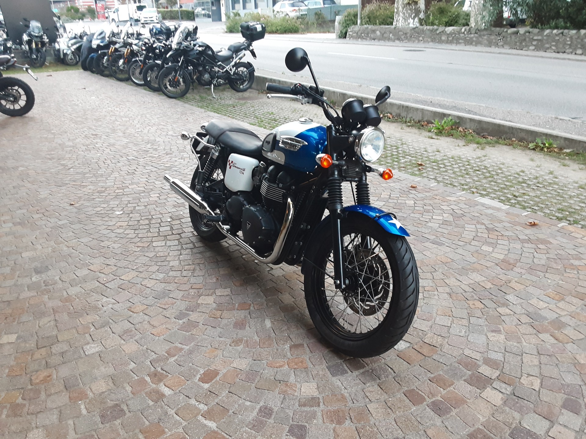 TRIUMPH Bonneville 900 i T 214-image-1