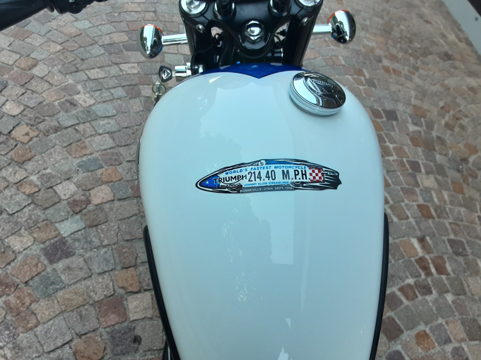 TRIUMPH Bonneville 900 i T 214-image-2