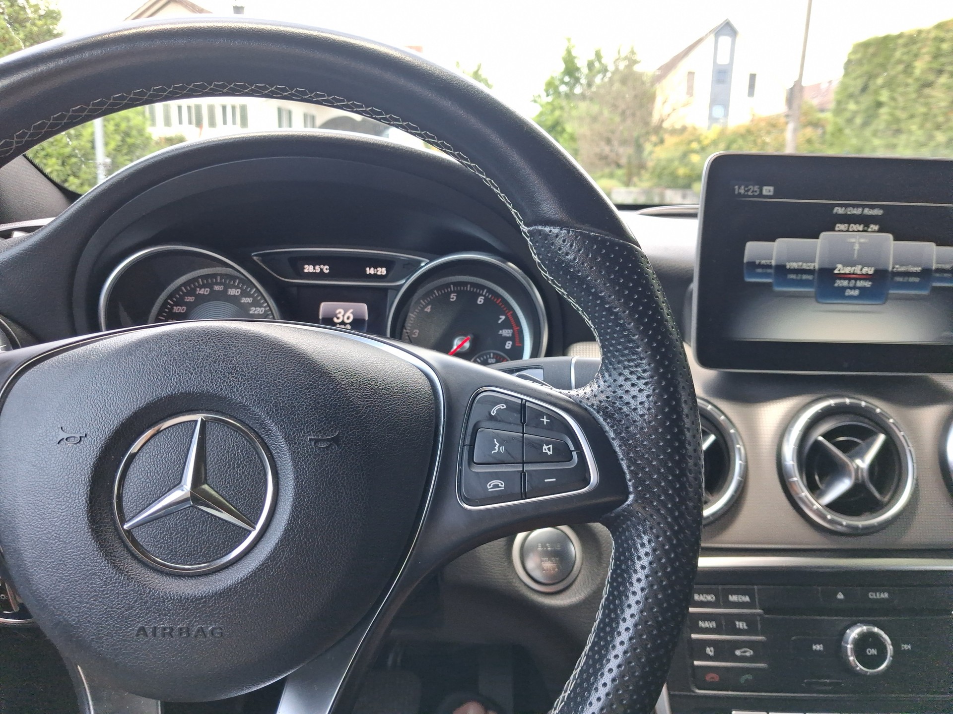 MERCEDES-BENZ CLA Shooting Brake 200 Night Star 7G-DCT-image-5