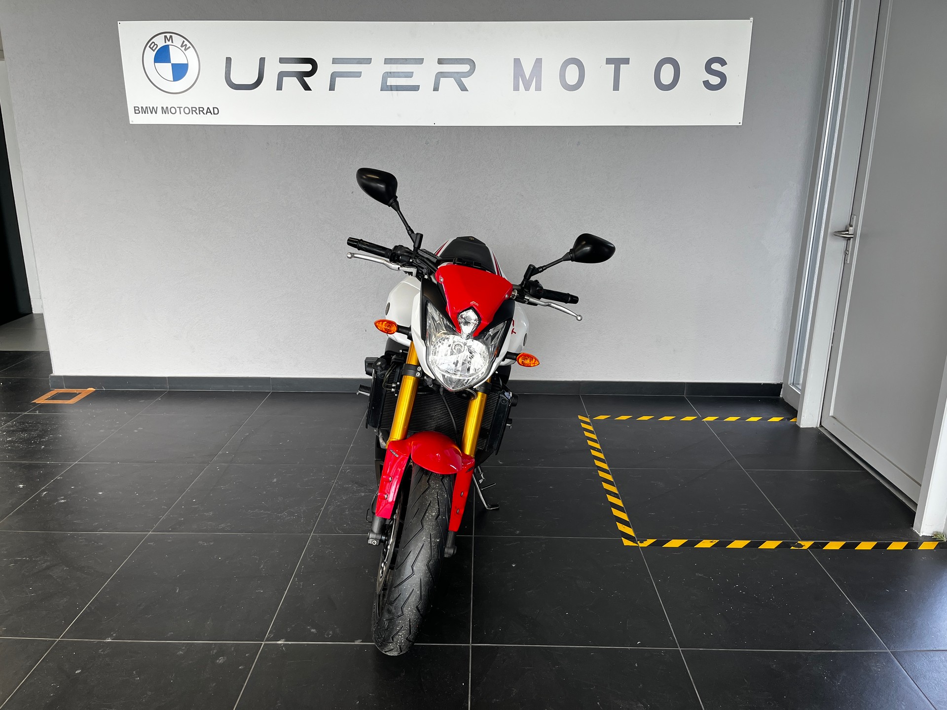 YAMAHA FZ8 N ABS-showroom-element-2