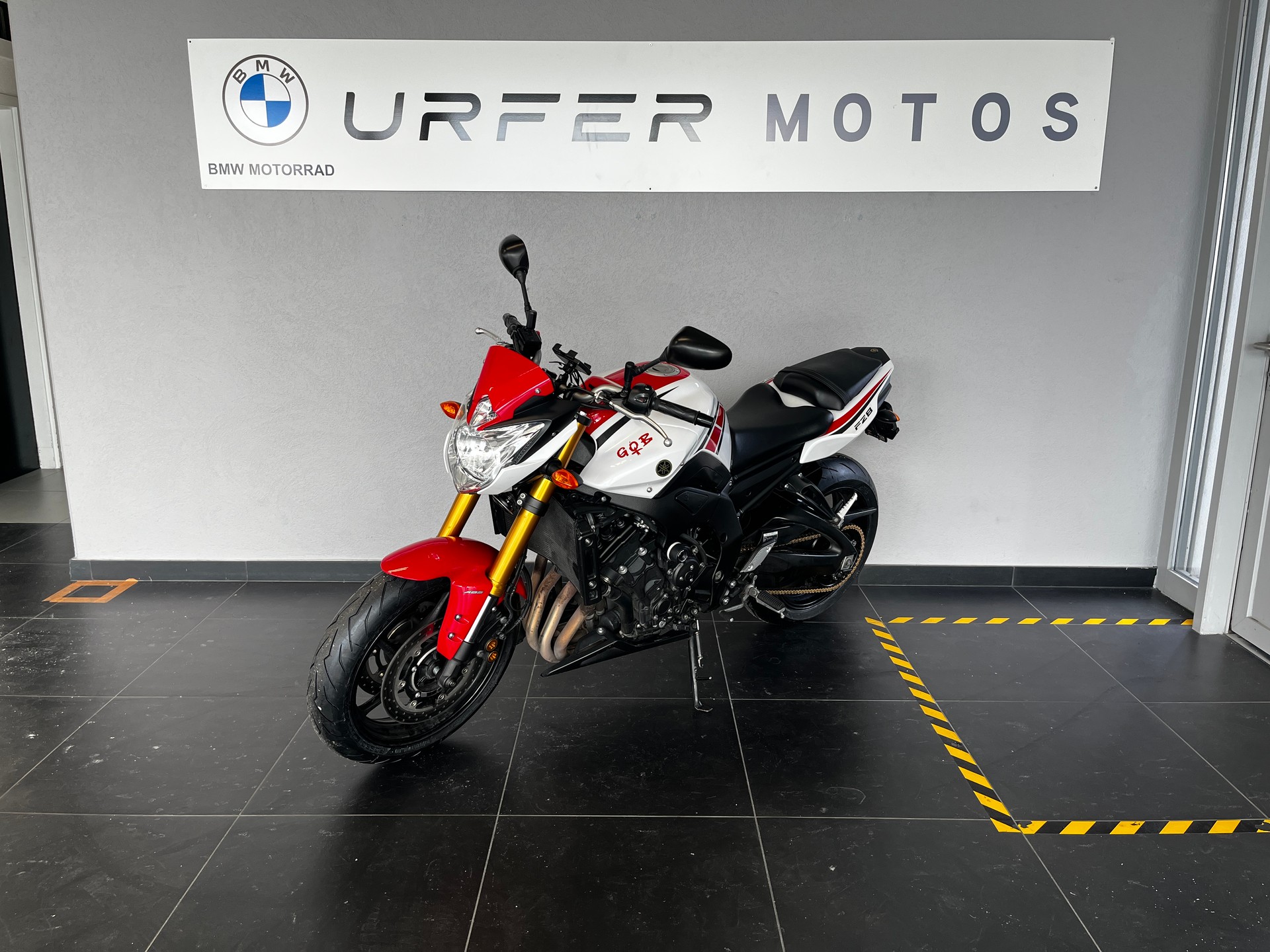 YAMAHA FZ8 N ABS-showroom-element-3