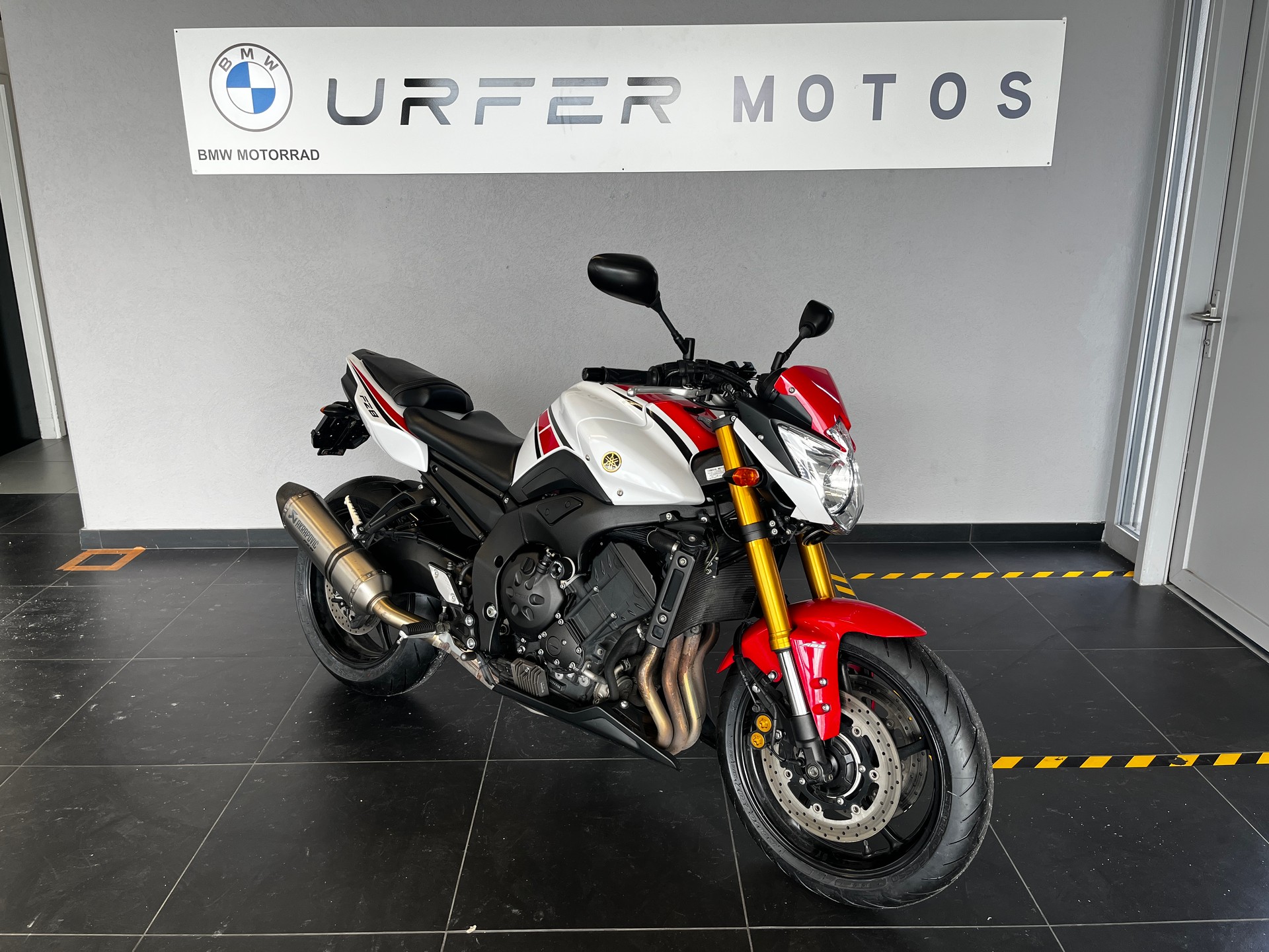 YAMAHA FZ8 N ABS-showroom-element-1