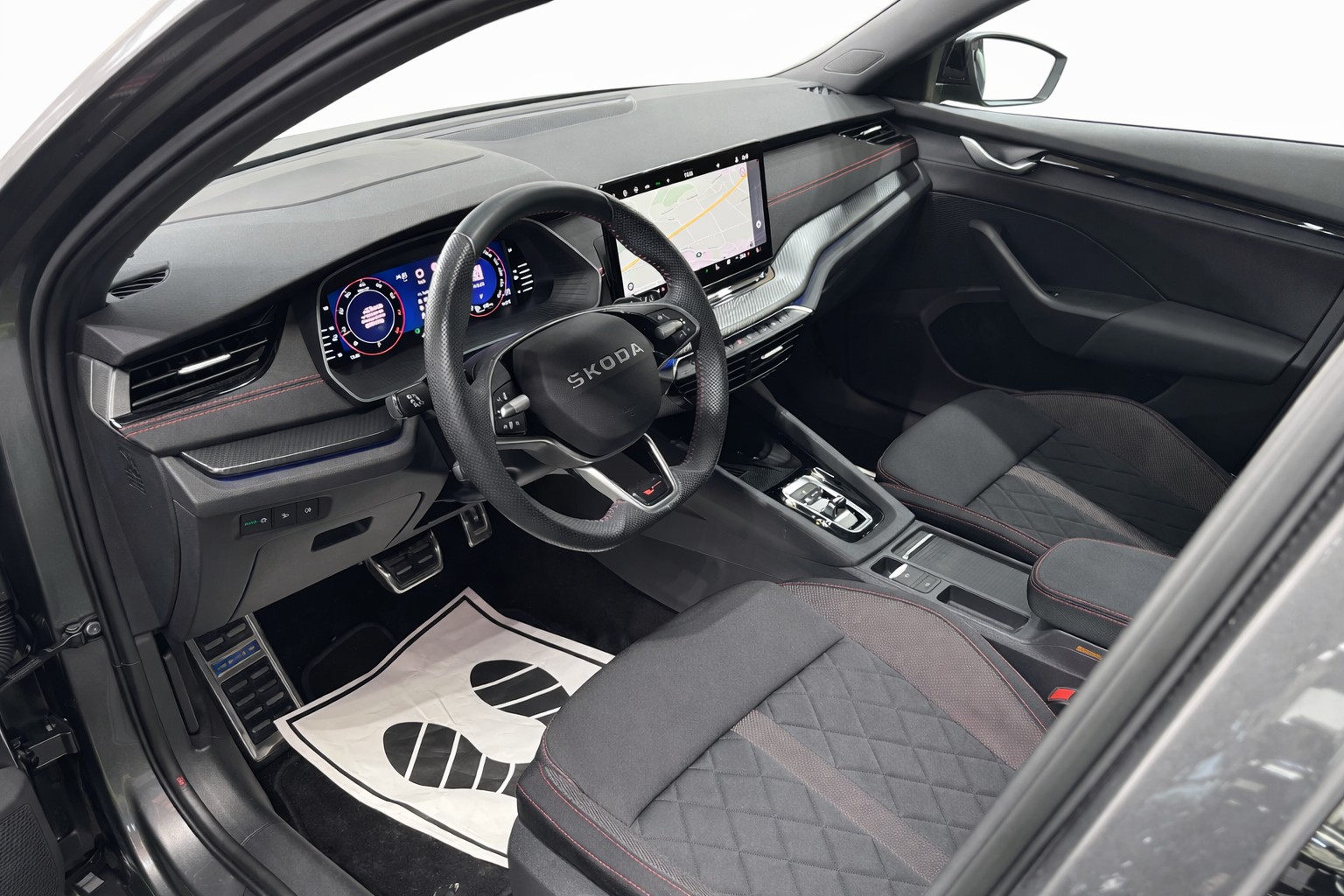 SKODA Octavia Combi 2.0 TSI DSG RS * Facelift * Panorama-Glasdach * Anhängerkupplung *-image-8