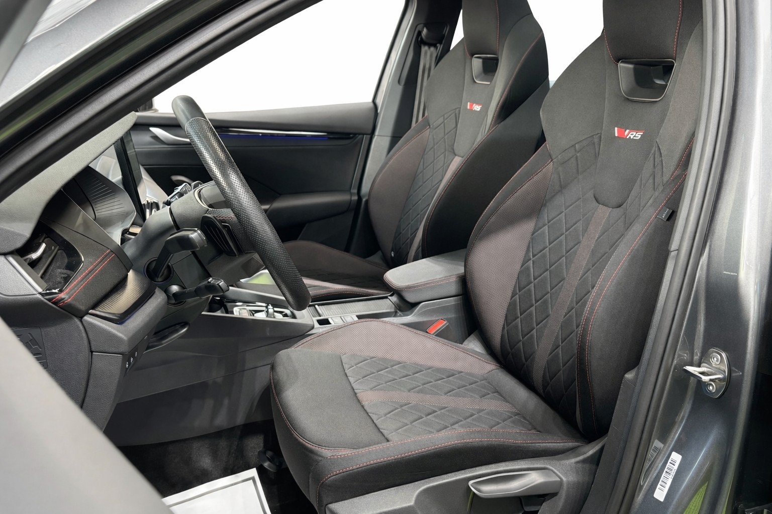 SKODA Octavia Combi 2.0 TSI DSG RS * Facelift * Panorama-Glasdach * Anhängerkupplung *-image-10