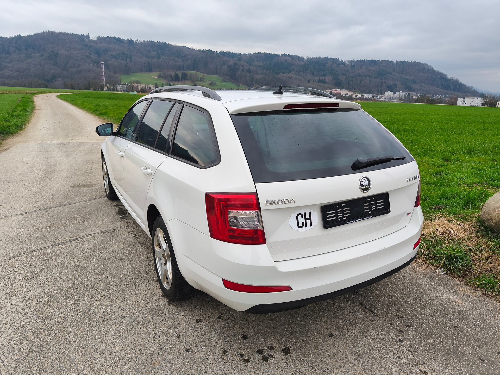 SKODA Octavia Combi 2.0 TDI Elegance 4x4-image-2