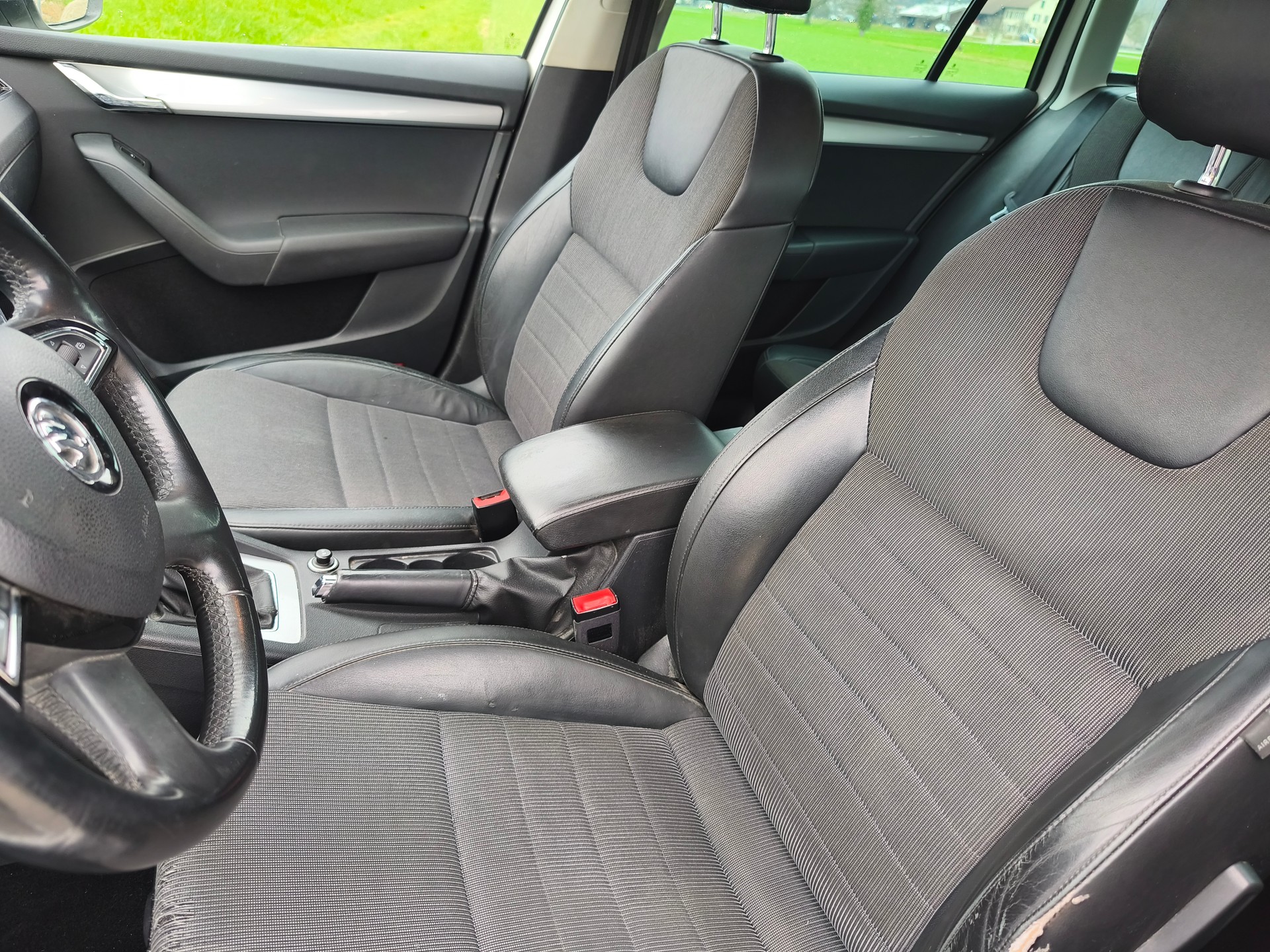 SKODA Octavia Combi 2.0 TDI Elegance 4x4-image-8