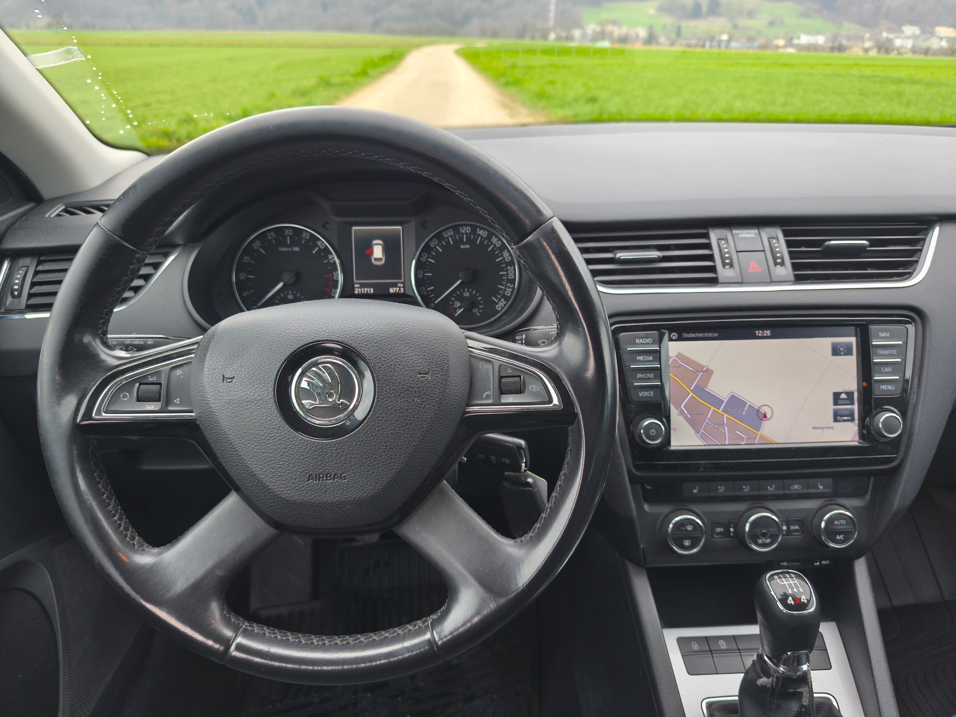 SKODA Octavia Combi 2.0 TDI Elegance 4x4-image-10
