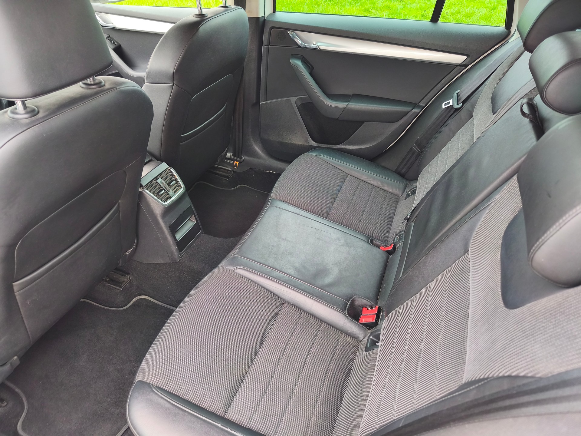 SKODA Octavia Combi 2.0 TDI Elegance 4x4-image-11