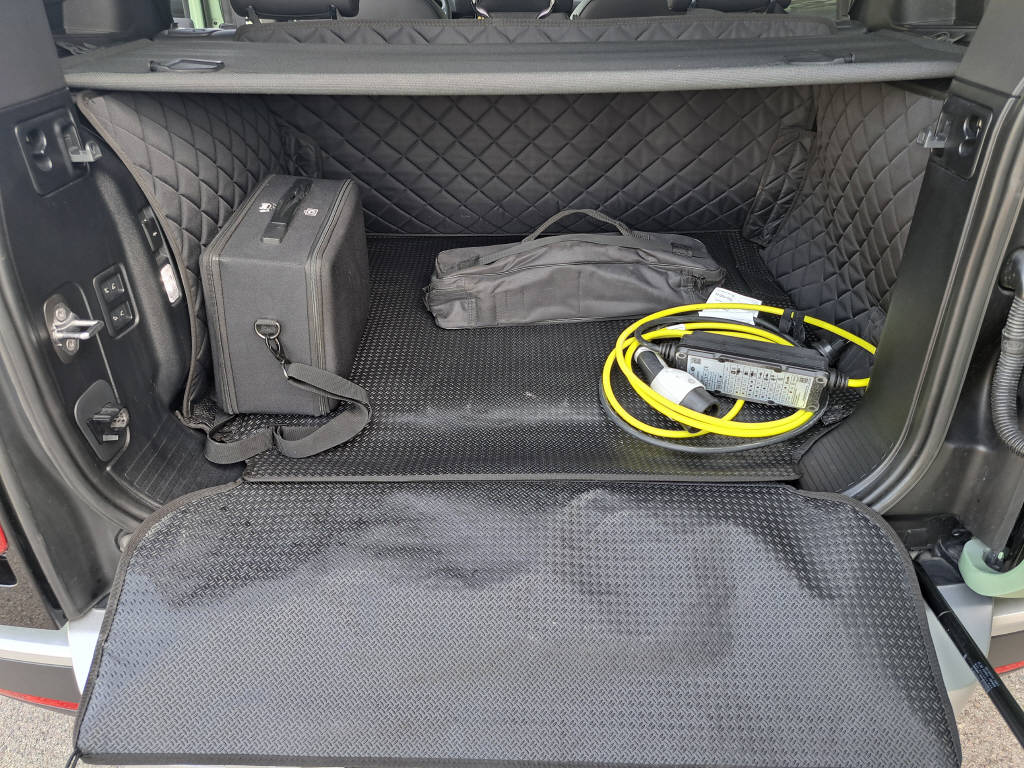 LAND ROVER Defender 110 2.0 P400e 75th Edition-image-6