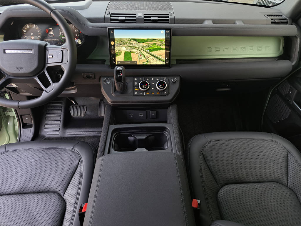 LAND ROVER Defender 110 2.0 P400e 75th Edition-image-7
