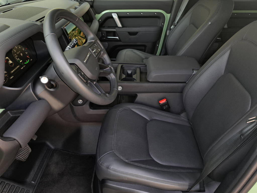 LAND ROVER Defender 110 2.0 P400e 75th Edition-image-4