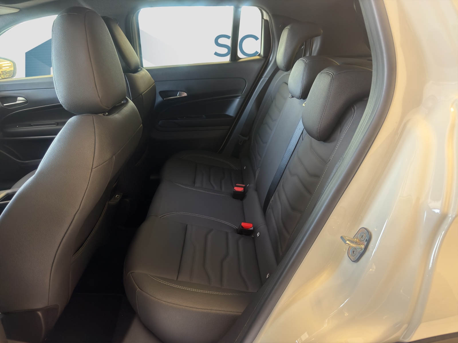 JEEP AVENGER 1.2 MHEV Overland 4-image-7