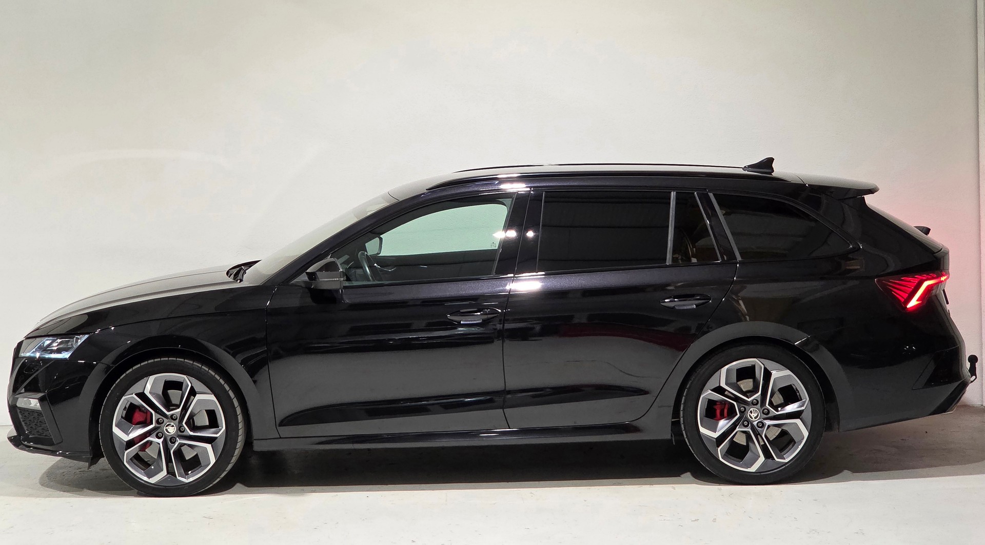 SKODA Octavia Combi 2.0 TSI DSG RS-image-1