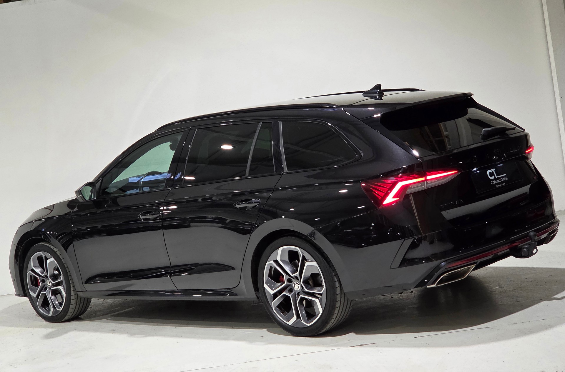 SKODA Octavia Combi 2.0 TSI DSG RS-image-2