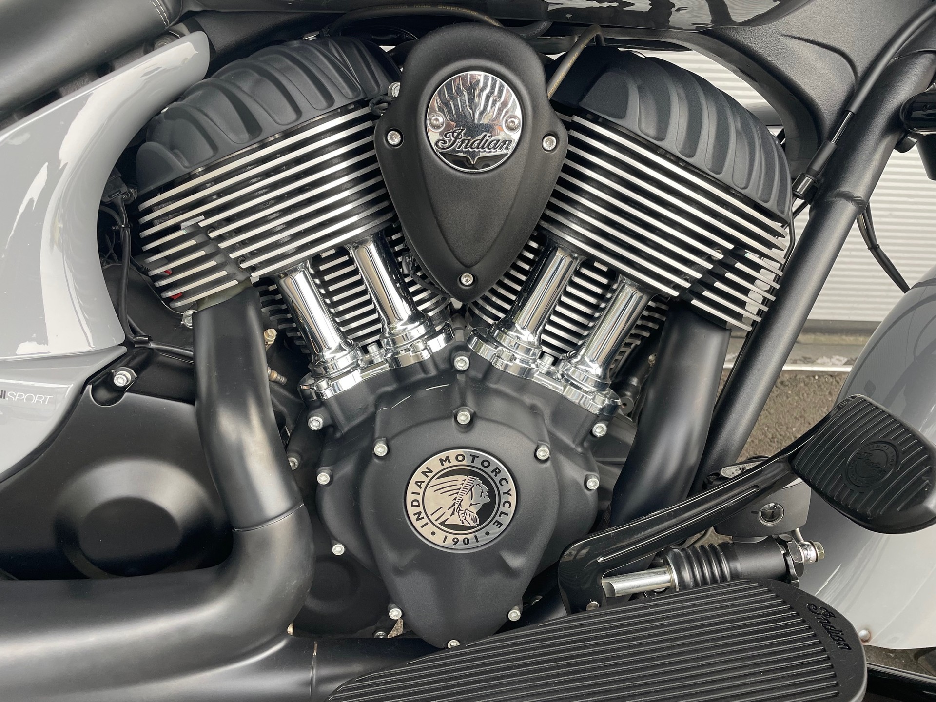 INDIAN Chief Dark Horse-image-5