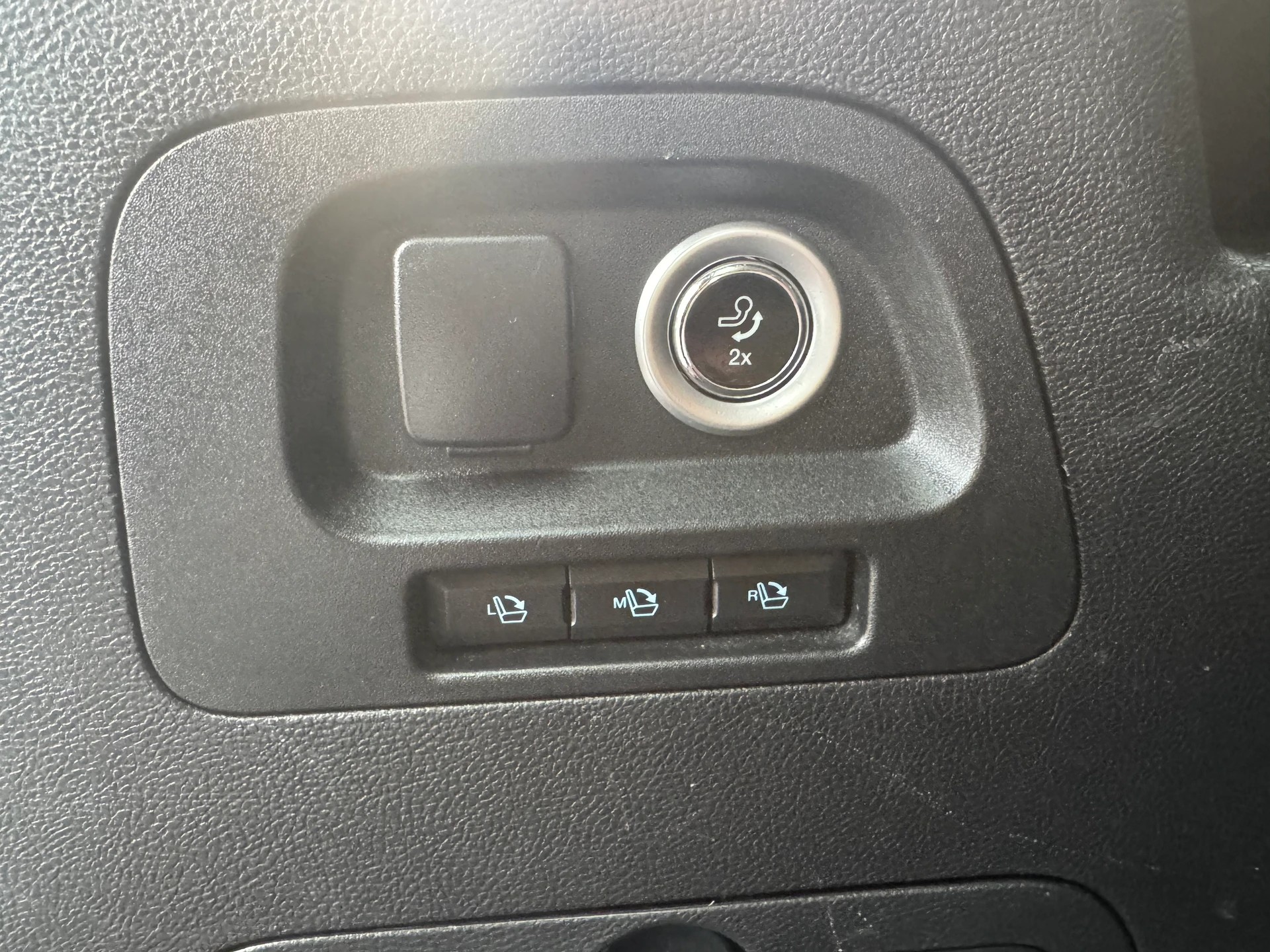 FORD S-Max 2.0 TDCi Titanium Automatic * Navi * LED * Klima-Auto * PDC V&H - RF.Kamera * Tempomat *-image-8
