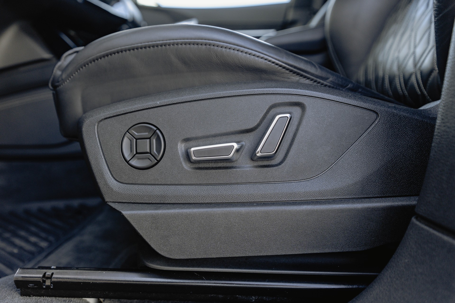AUDI e-tron S quattro * FRISCH AB MFK * TRAUMHAFTE AUSSTATTUNG * SOH 95,3% *-image-16