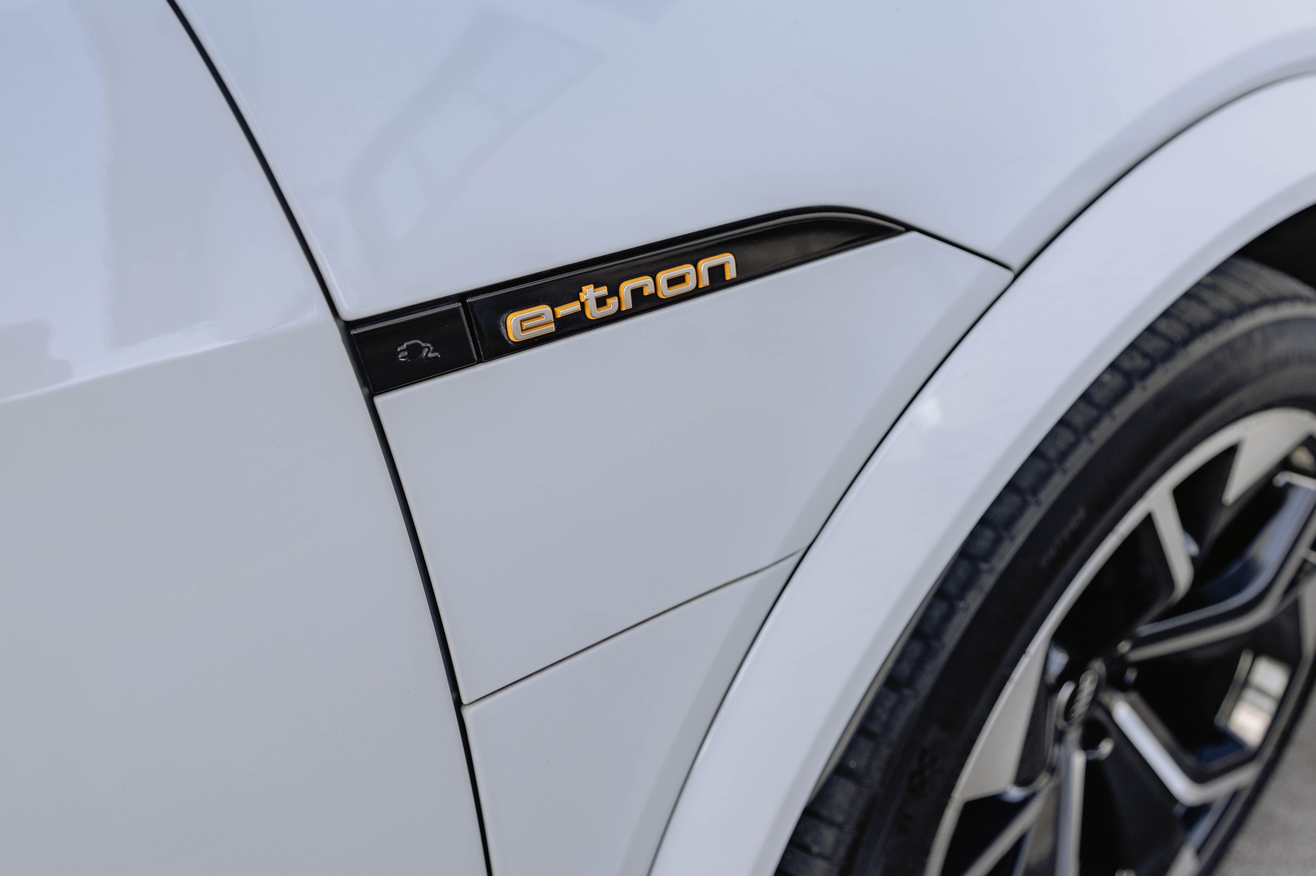 AUDI e-tron S quattro * FRISCH AB MFK * TRAUMHAFTE AUSSTATTUNG * SOH 95,3% *-image-6