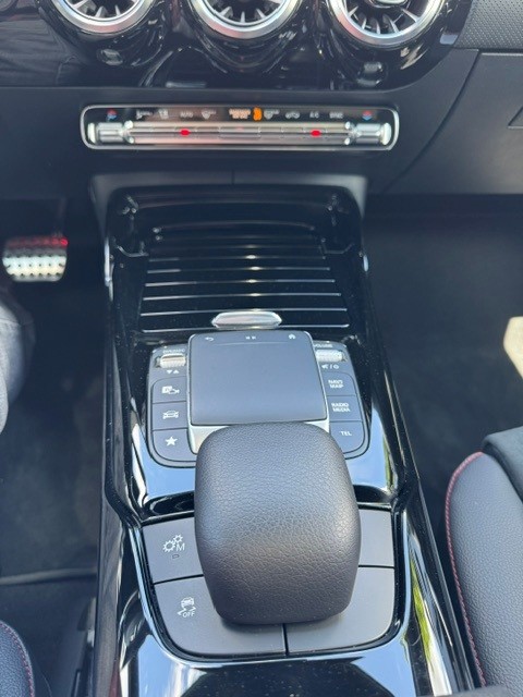 MERCEDES-BENZ A 35 AMG 4Matic Speedshift-image-6