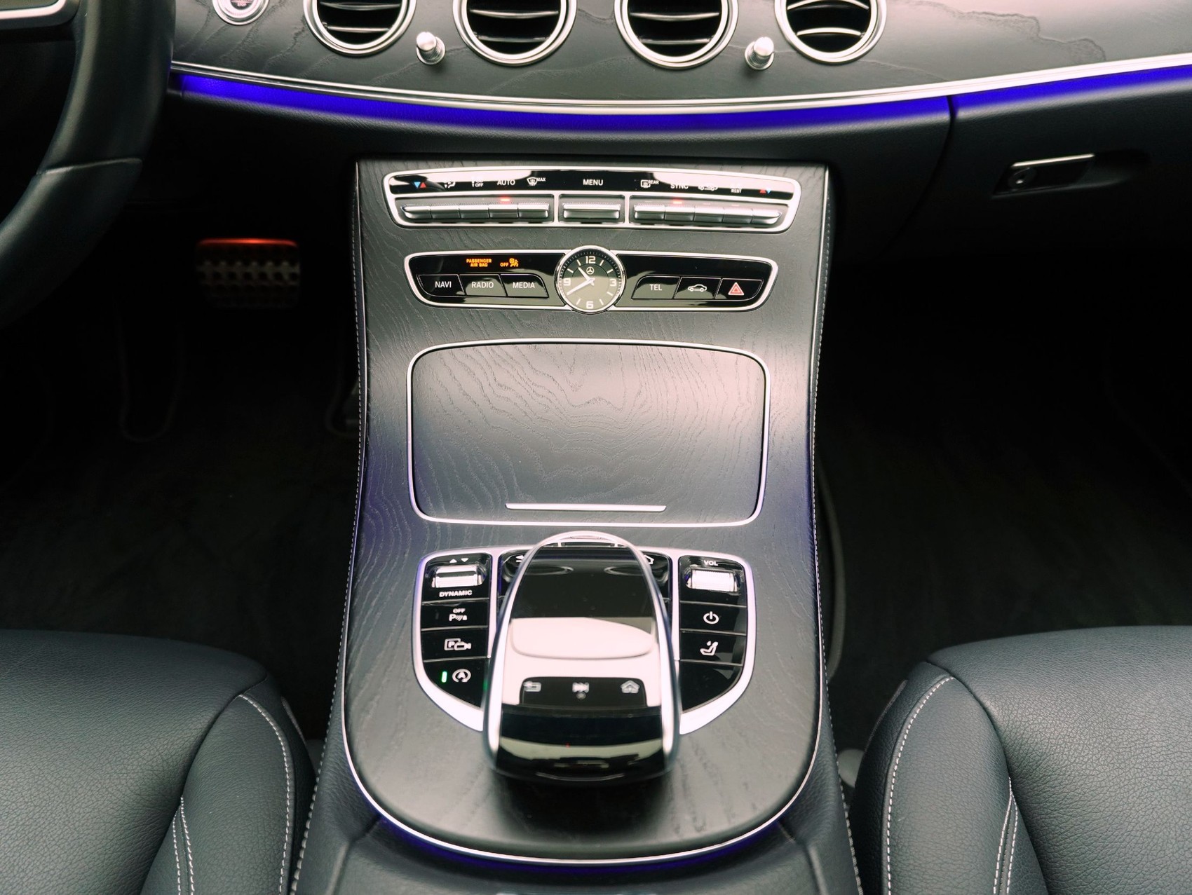 MERCEDES-BENZ E-Klasse E 220 d Swiss Star Avantgarde 4matic Kombi-image-17