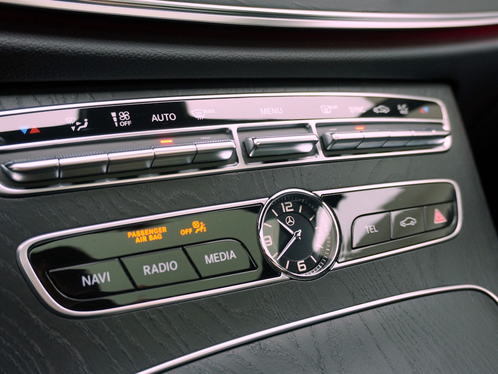 MERCEDES-BENZ E-Klasse E 220 d Swiss Star Avantgarde 4matic Kombi-image-16