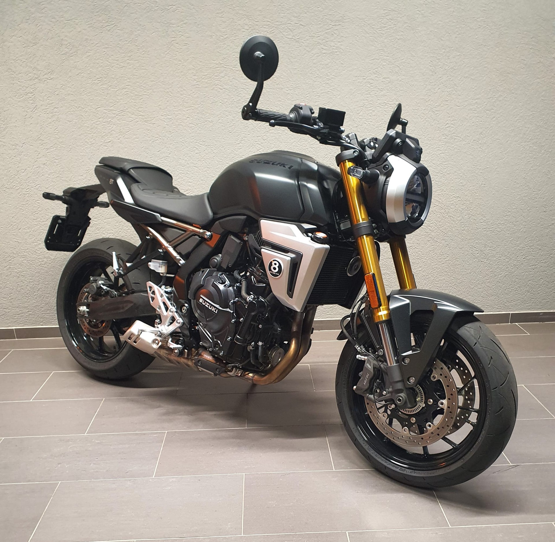 SUZUKI GSX-8T