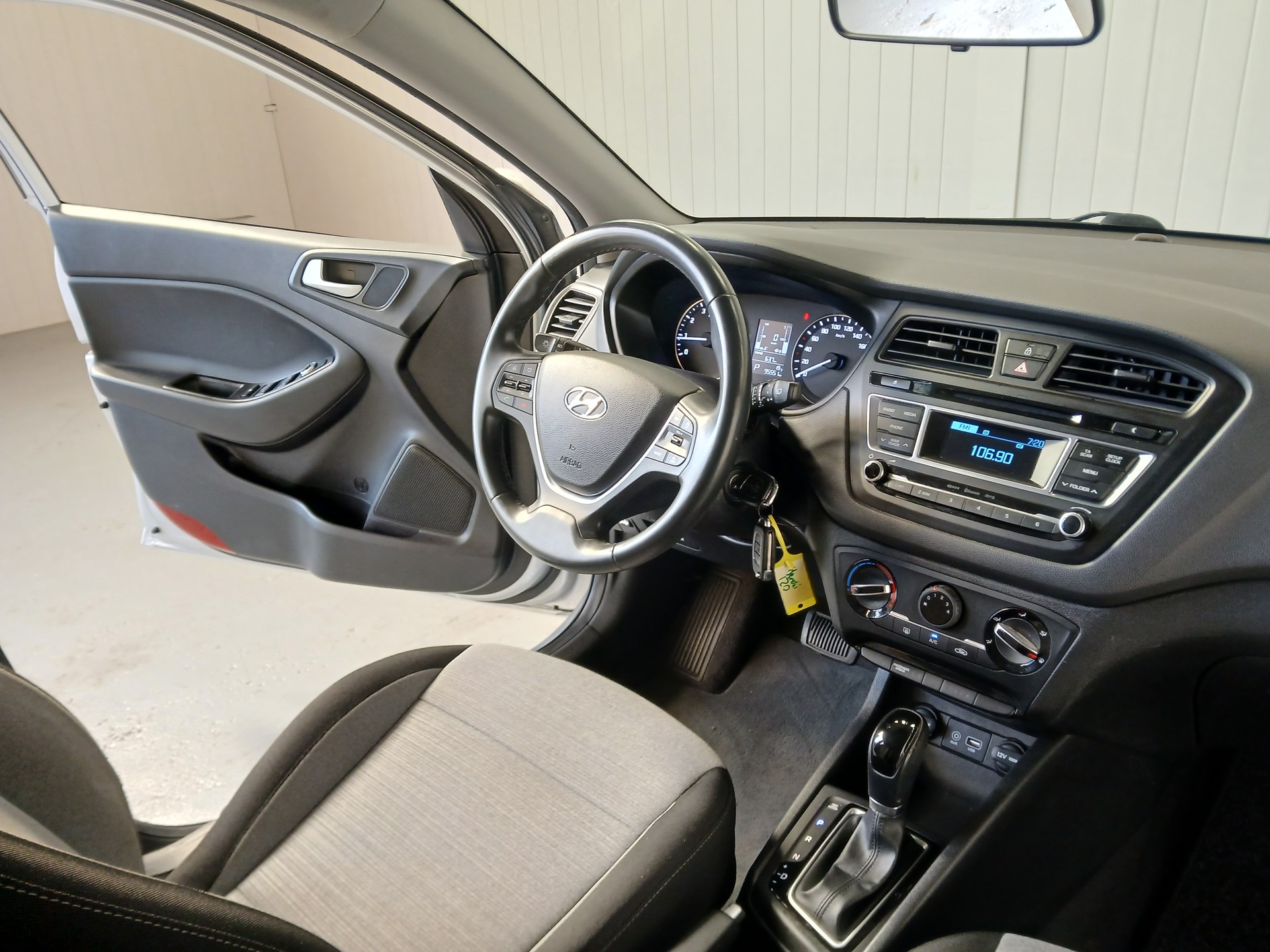 HYUNDAI i20 1.4 Plena Automatic-image-5