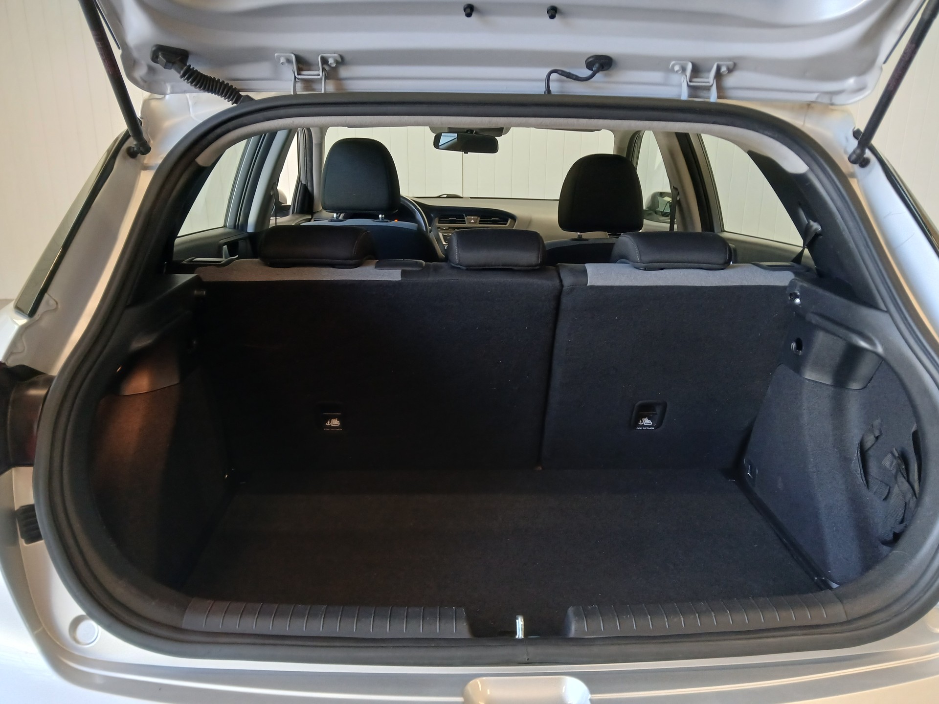 HYUNDAI i20 1.4 Plena Automatic-image-10