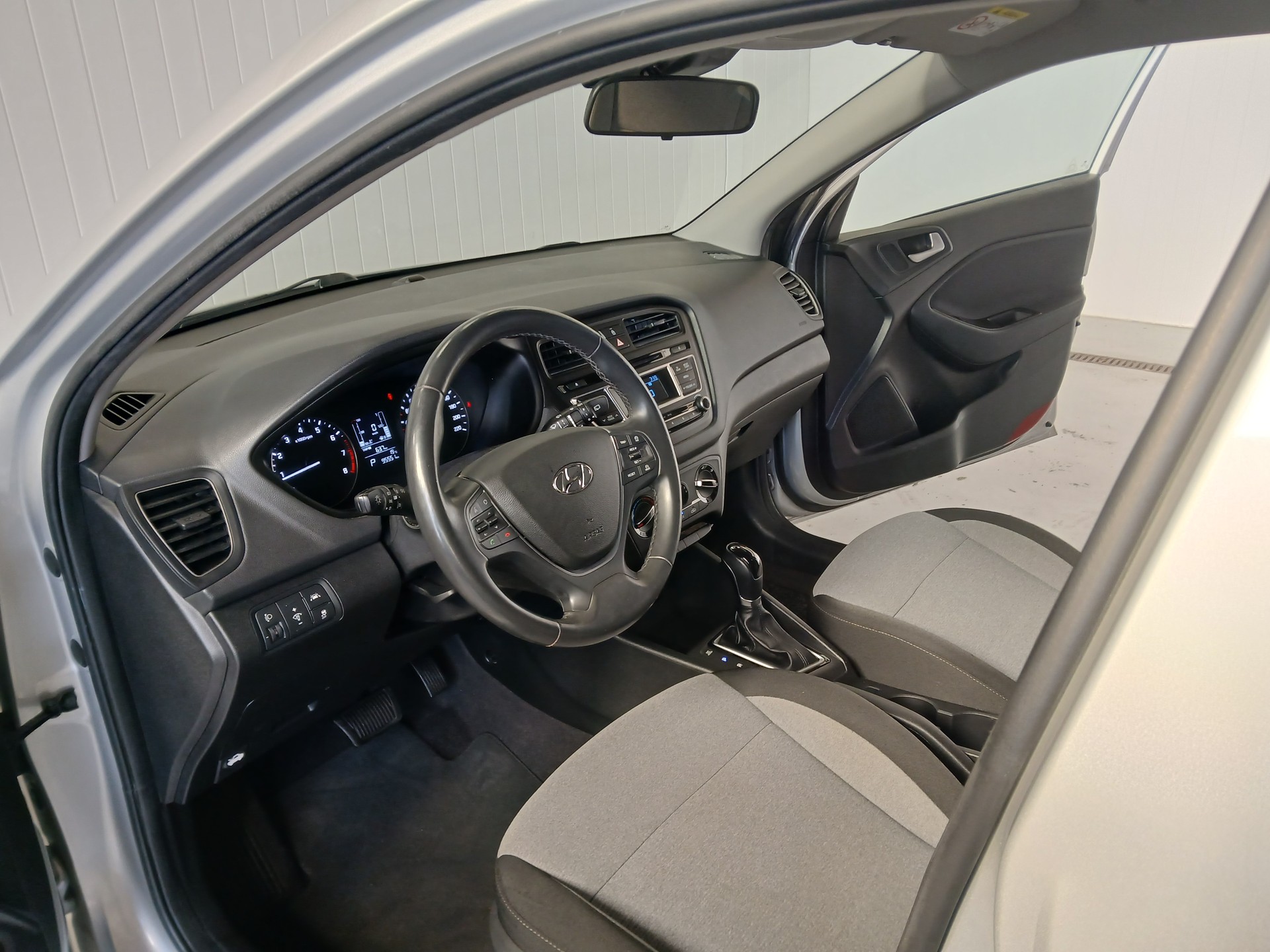 HYUNDAI i20 1.4 Plena Automatic-image-6