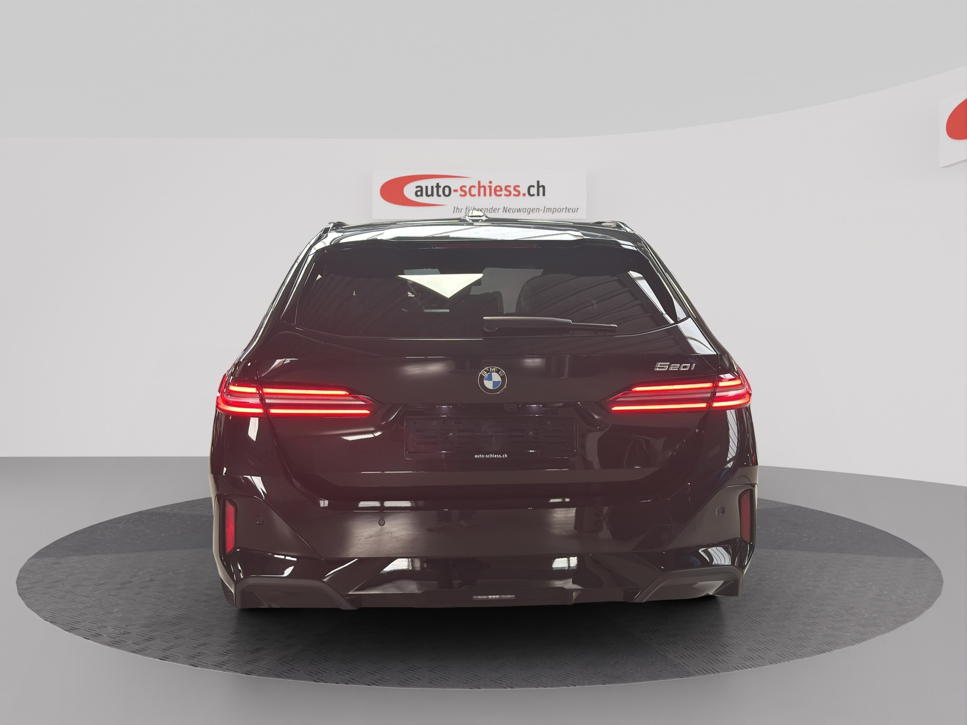 BMW 520i sDrive Touring M Sport Steptronic-image-3