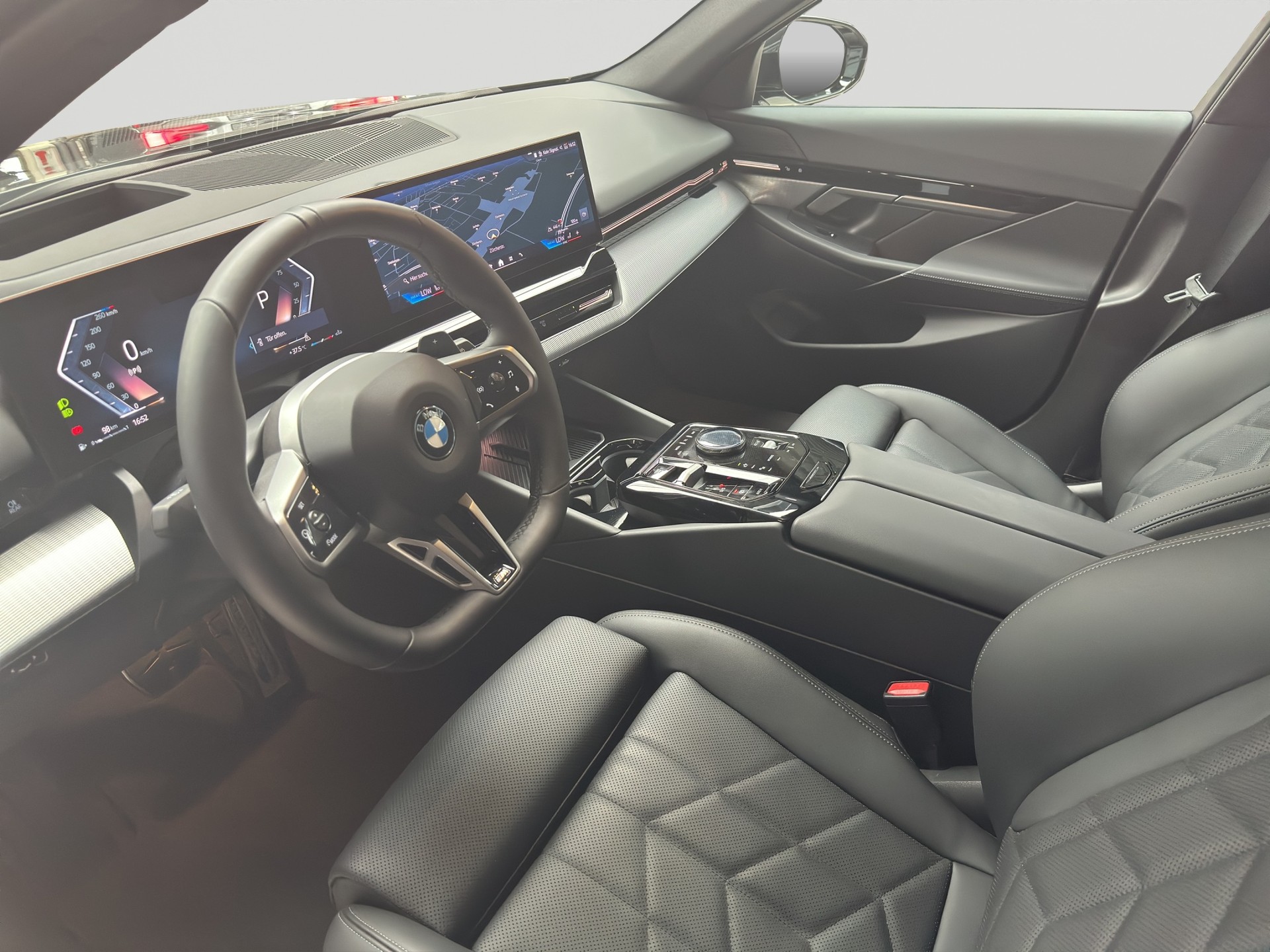 BMW 520i sDrive Touring M Sport Steptronic-image-6