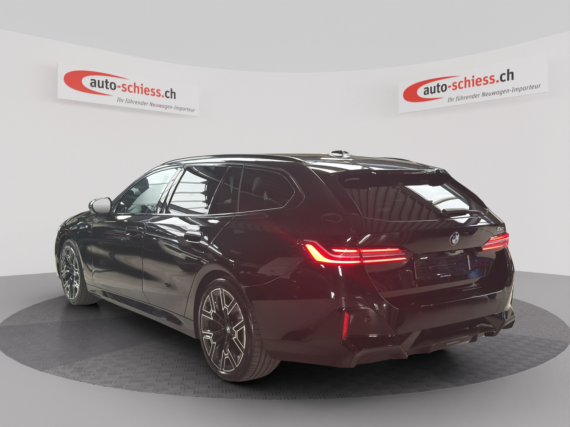 BMW 520i sDrive Touring M Sport Steptronic-image-2