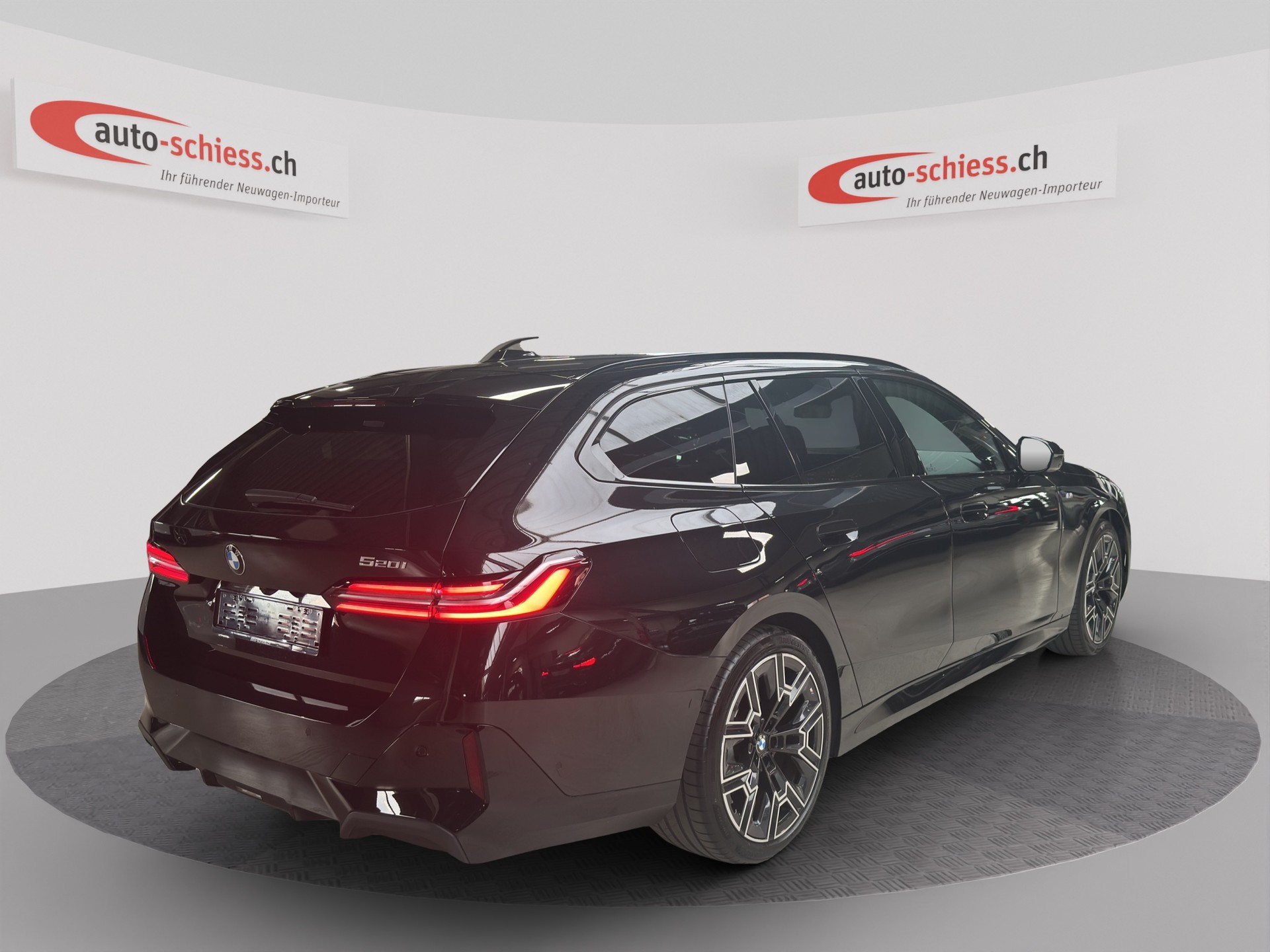 BMW 520i sDrive Touring M Sport Steptronic-image-4