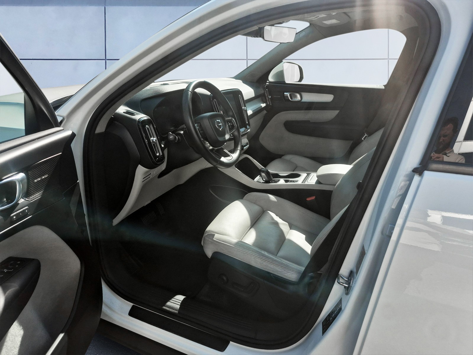 VOLVO XC40 2.0 T5 Momentum AWD-image-9