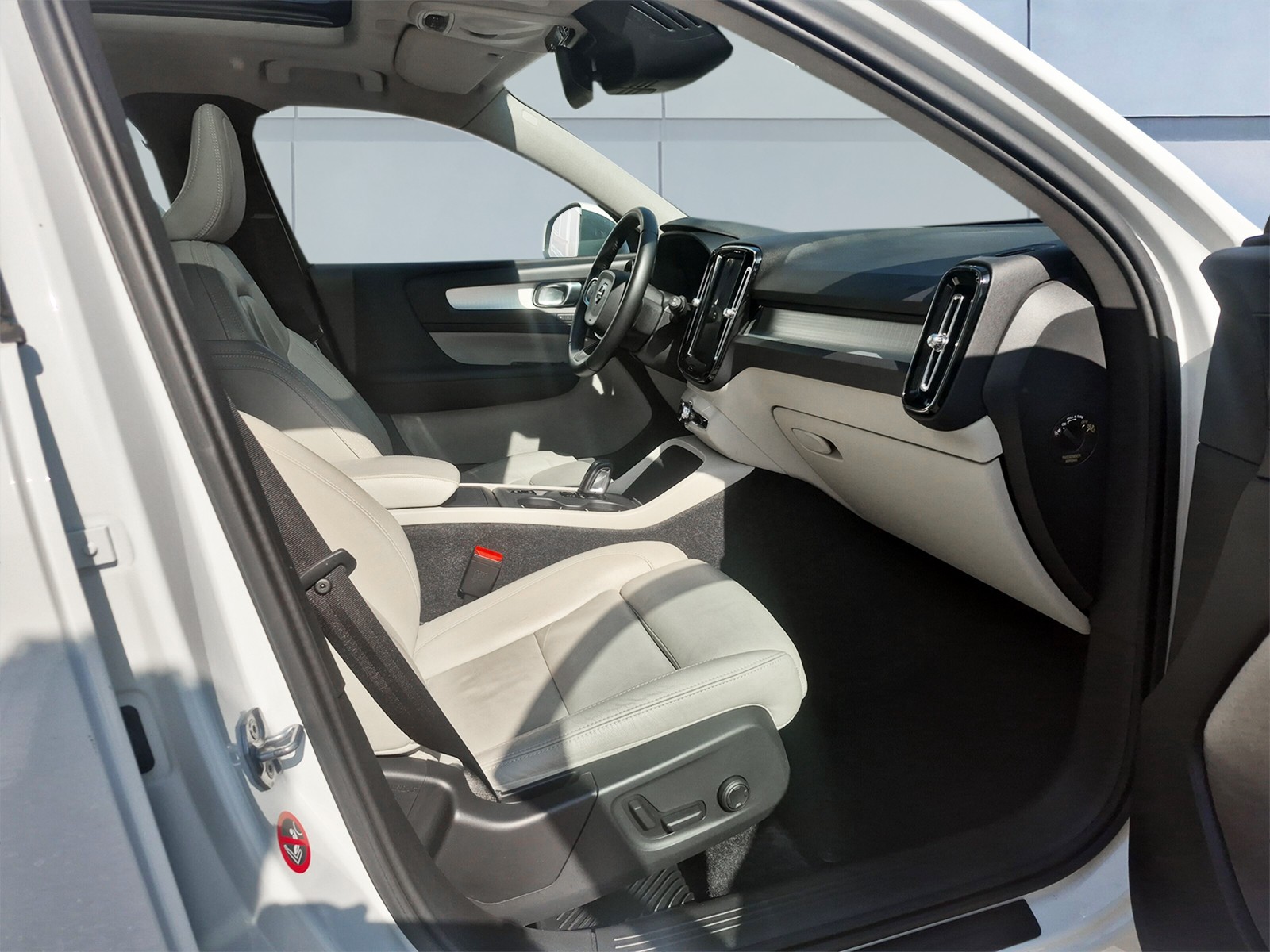 VOLVO XC40 2.0 T5 Momentum AWD-image-12