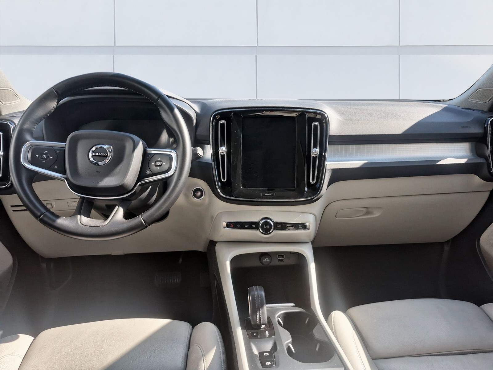 VOLVO XC40 2.0 T5 Momentum AWD-image-11