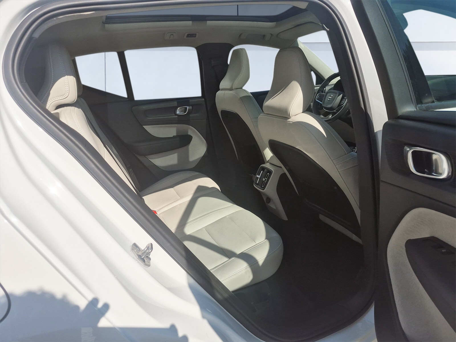 VOLVO XC40 2.0 T5 Momentum AWD-image-13