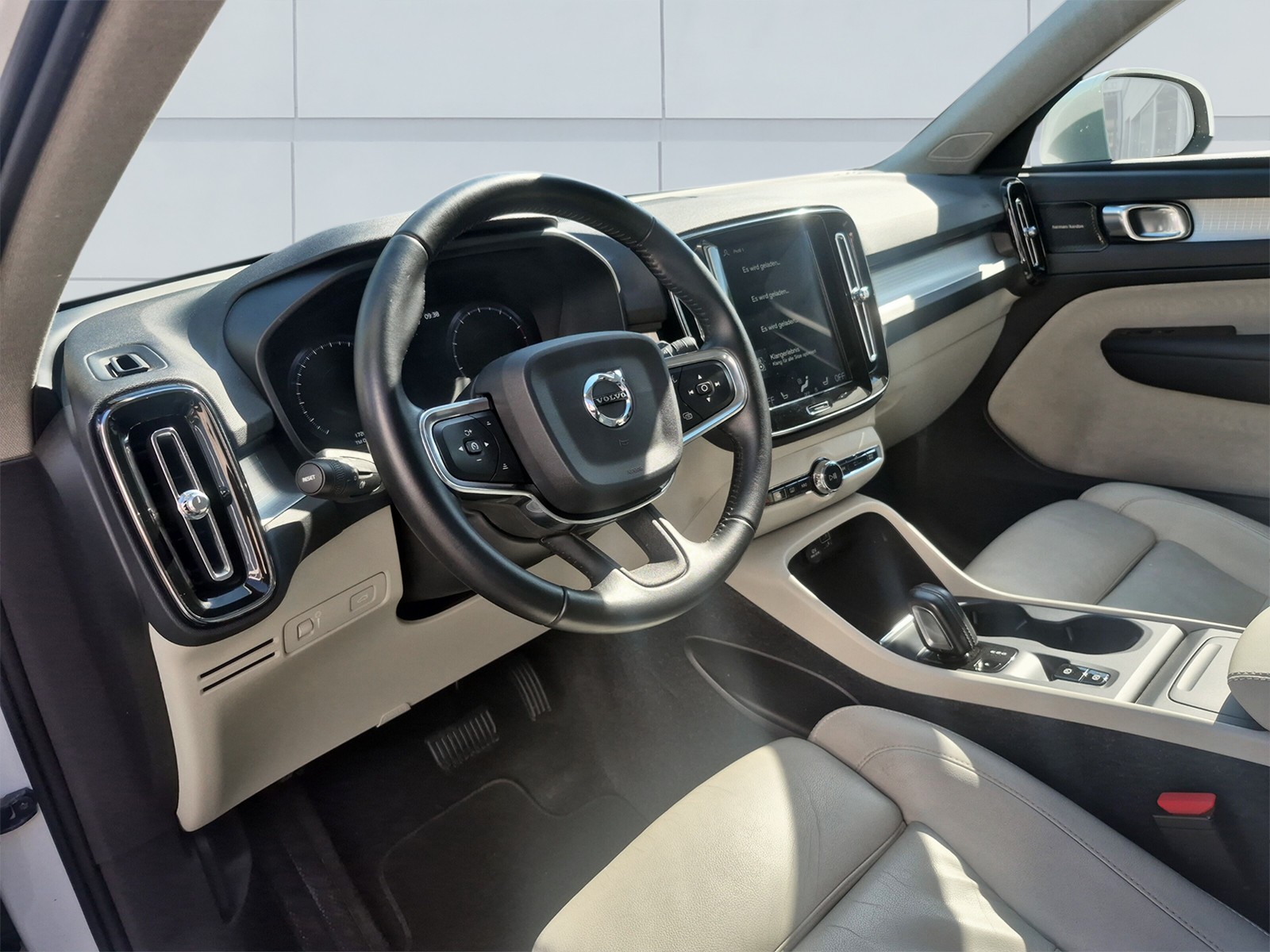 VOLVO XC40 2.0 T5 Momentum AWD-image-10