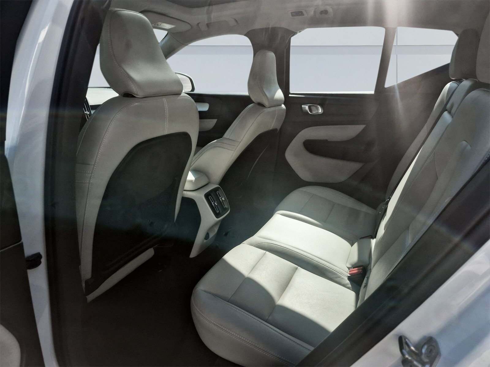 VOLVO XC40 2.0 T5 Momentum AWD-image-14