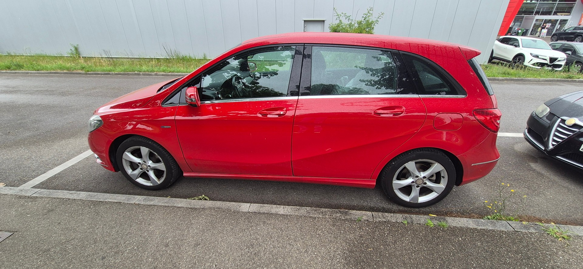 MERCEDES-BENZ B 180 BlueEF-image-0