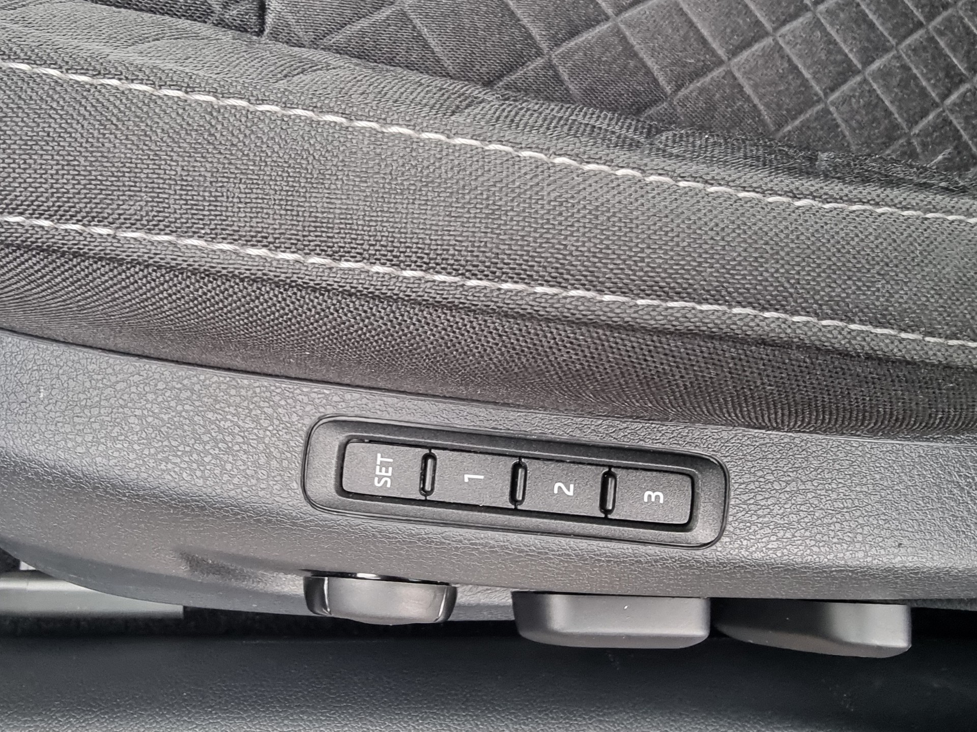 SKODA Superb Combi 2.0 TDi Ambition DSG-image-6