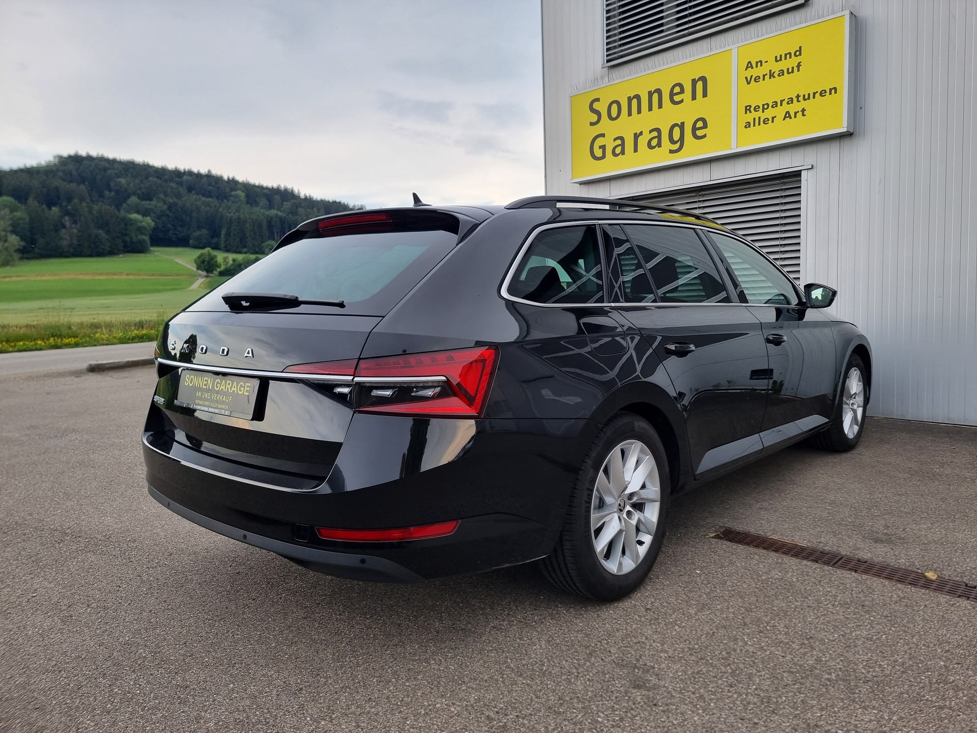 SKODA Superb Combi 2.0 TDi Ambition DSG-image-11