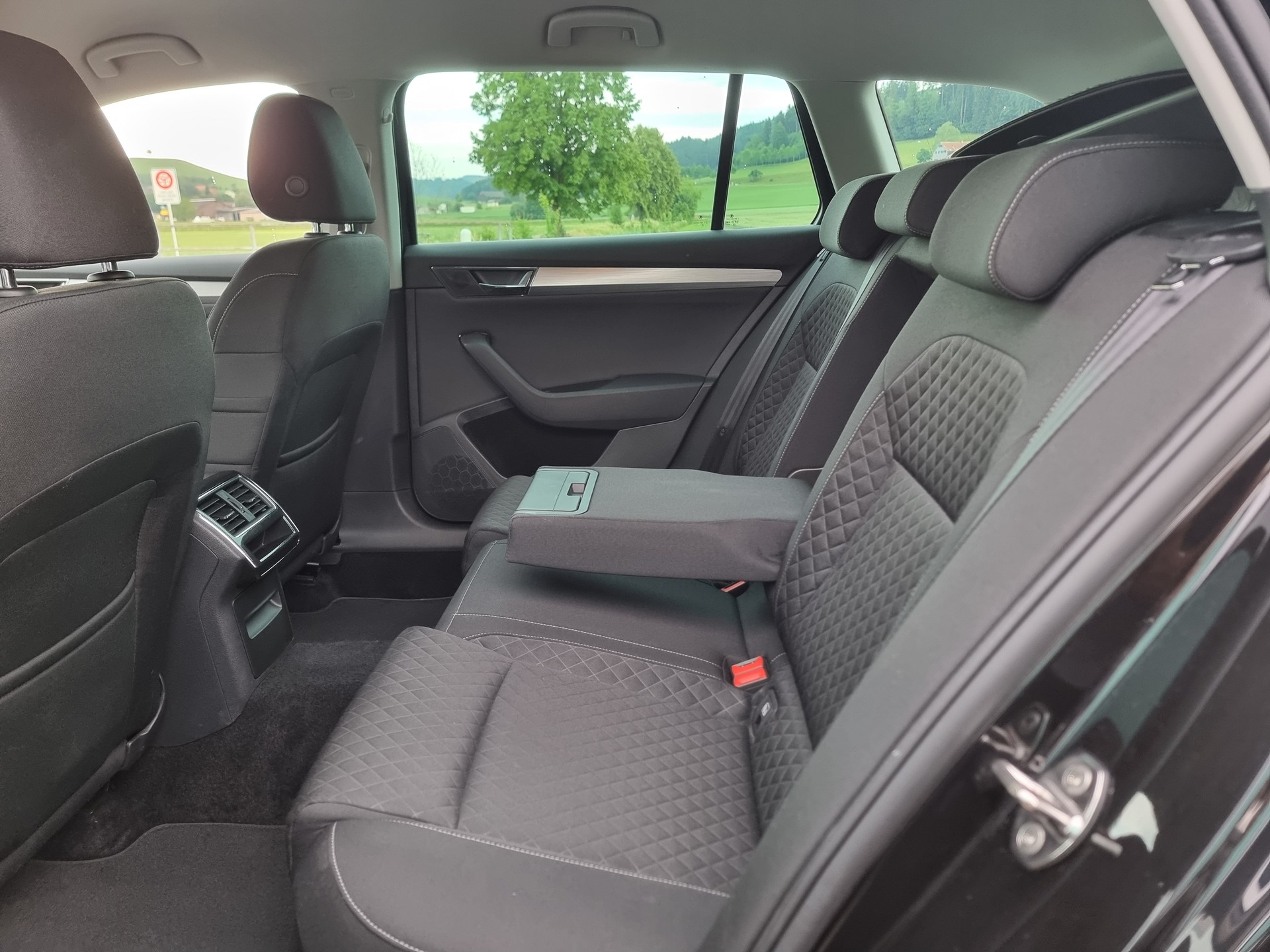 SKODA Superb Combi 2.0 TDi Ambition DSG-image-7
