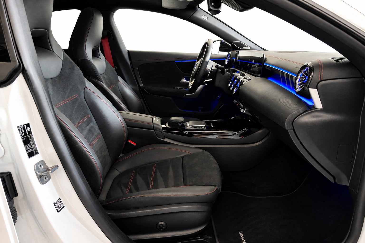 MERCEDES-BENZ CLA 35 AMG 4matic Premium Plus-image-22