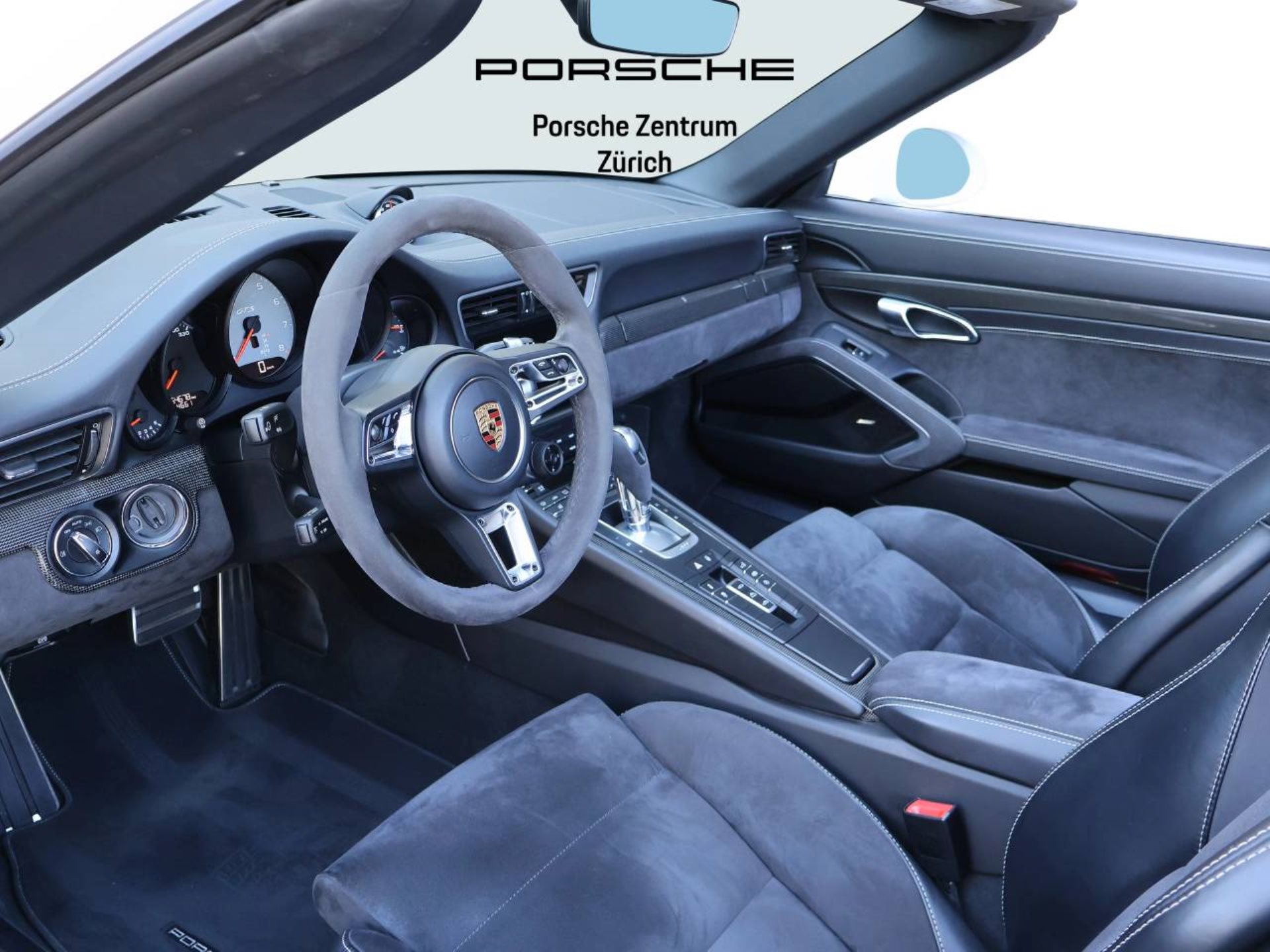 PORSCHE 911 Carrera 4 GTS Cabriolet-image-3